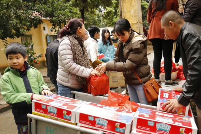 IMC tang qua Tet som tai Trung tam nuoi duong nguoi gia tre tan tat Thuy An (1)