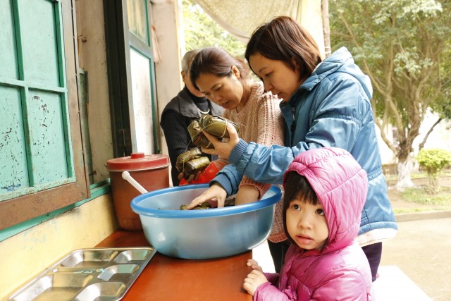 IMC tang qua Tet som tai Trung tam nuoi duong nguoi gia tre tan tat Thuy An (2)