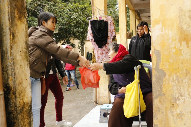 IMC tang qua Tet som tai Trung tam nuoi duong nguoi gia tre tan tat Thuy An (3)