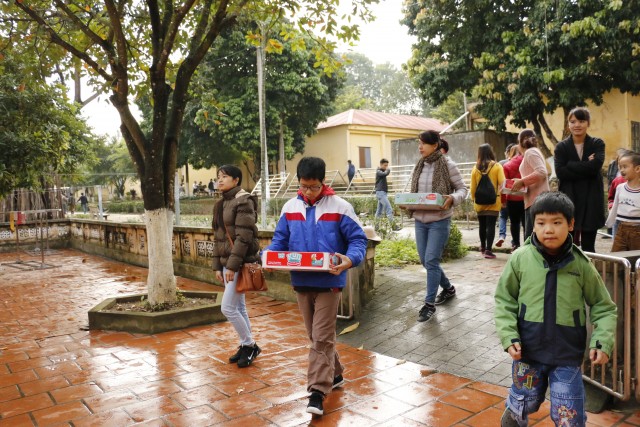 IMC tang qua Tet som tai Trung tam nuoi duong nguoi gia tre tan tat Thuy An (6)