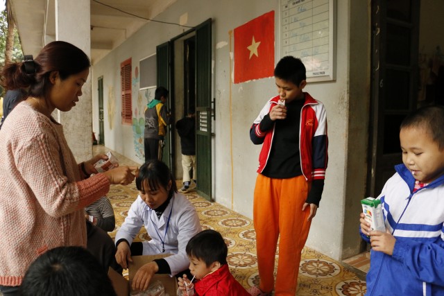 IMC tang qua Tet som tai Trung tam nuoi duong nguoi gia tre tan tat Thuy An (8)